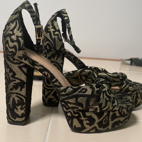 Size 7.5 heels from Shoe dazzle black and Gold - Picture 2 of 4